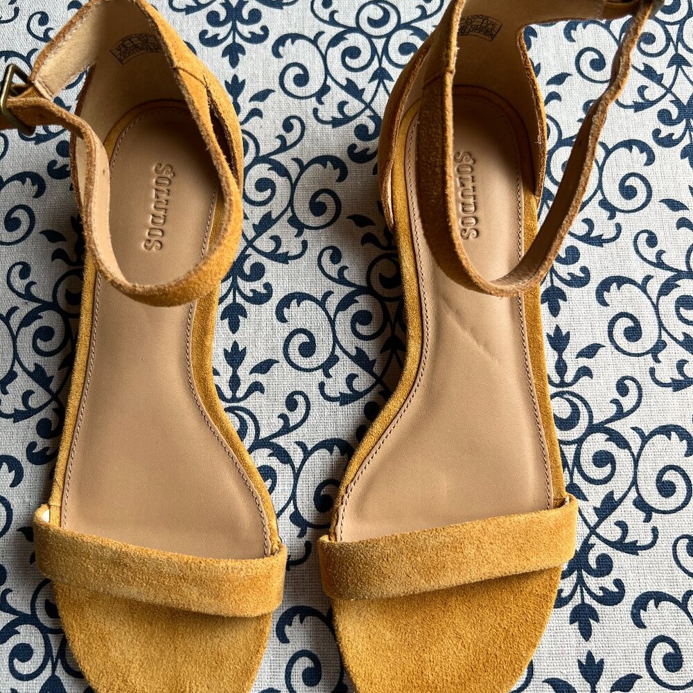 Sandals in bright suede color